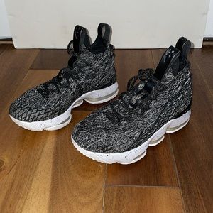 Nike Lebron XV 15 Ashes Black White oreo Basketball shoes 922811-002 sz. 6Y